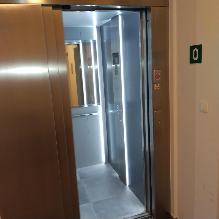 Studio Near Shopping K In K New Bright And Central Kortrijk Bagian luar foto